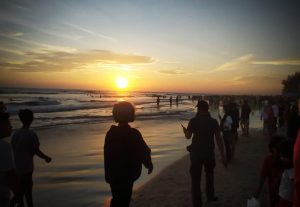 Tujuh Remaja Digulung Ombak Pantai Berkas, 1 Orang Dikabarkan Meninggal