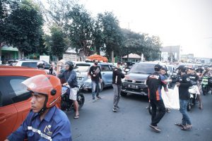 Komunitas Mobil di Kepahiang Bagi-bagi Takjil
